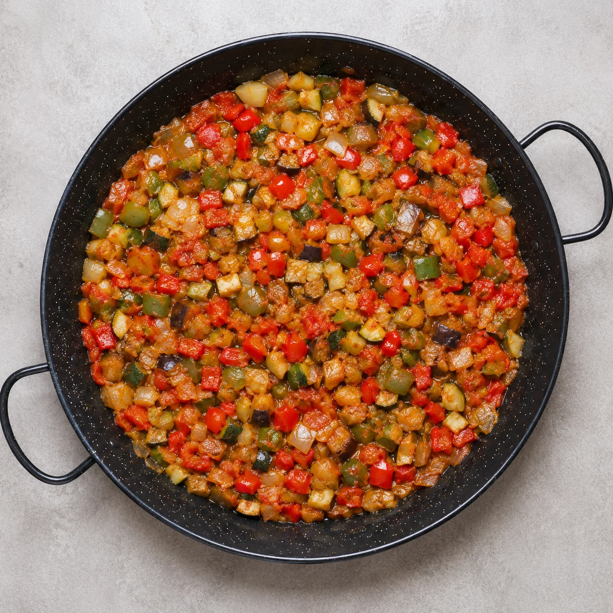 Salteado mediterráneo de verduras de temporada en paellera, opción vegetariana para el 4 de julio